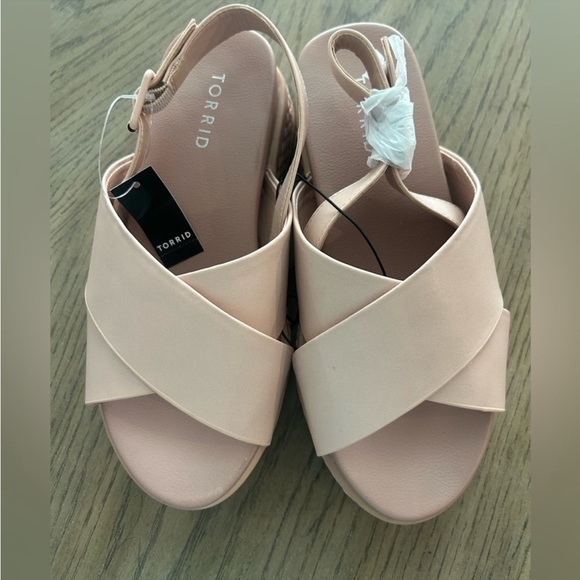 Torrid NWT Criss Cross platform
NWT
sandal blush color 6.5 W - Picture 1 of 5